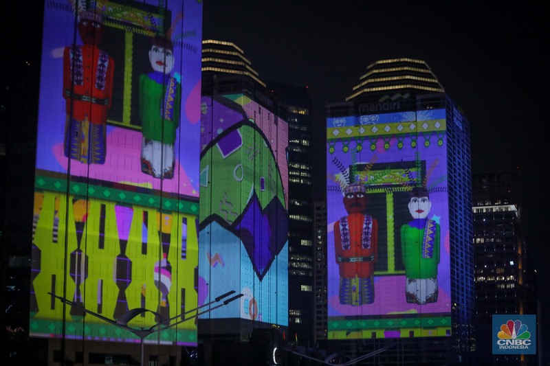 Warga menyaksikan penampilan video mapping dengan tema KTT ASEAN 2023 di Jalan Jendral Sudirman, Jakarta, Rabu (6/9/2023). Warga menyaksikan penampilan video mapping dengan tema KTT ASEAN 2023 di Jalan Jendral Sudirman, Jakarta, Rabu (6/9/2023). (CNBC Indonesia/Faisal Rahman)