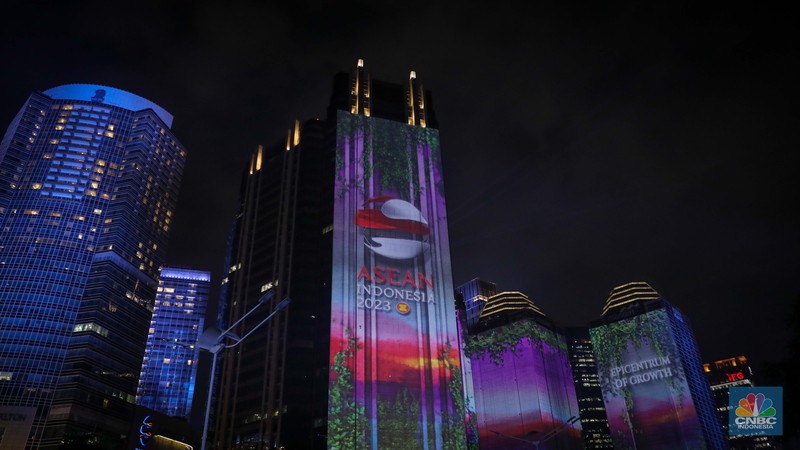 Warga menyaksikan penampilan video mapping dengan tema KTT ASEAN 2023 di Jalan Jendral Sudirman, Jakarta, Rabu (6/9/2023). Warga menyaksikan penampilan video mapping dengan tema KTT ASEAN 2023 di Jalan Jendral Sudirman, Jakarta, Rabu (6/9/2023). (CNBC Indonesia/Faisal Rahman)