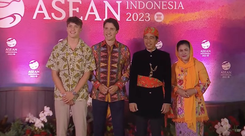 Presiden Joko Widodo didampingi Iriana Joko Widodo tiba di Hutan Kota by Plataran untuk mengikuti acara Gala dinner atau jamuan makan malam dalam serangkaian acara Konferensi Tingkat Tinggi (KTT) ASEAN pada Rabu malam (6/9/2023). Presiden Joko Widodo didampingi Iriana Joko Widodo tiba di Hutan Kota by Plataran untuk mengikuti acara Gala dinner atau jamuan makan malam dalam serangkaian acara Konferensi Tingkat Tinggi (KTT) ASEAN pada Rabu malam (6/9/2023). (Tangkapan Layar youtube Kemkominfo TV)