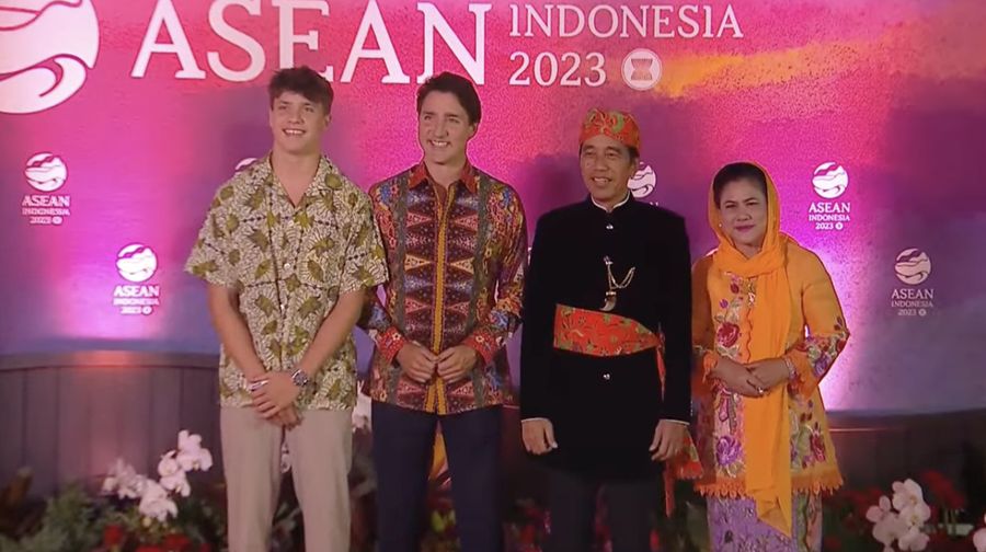Presiden Joko Widodo didampingi Iriana Joko Widodo tiba di Hutan Kota by Plataran untuk mengikuti acara Gala dinner atau jamuan makan malam dalam serangkaian acara Konferensi Tingkat Tinggi (KTT) ASEAN pada Rabu malam (6/9/2023). (Tangkapan Layar youtube Kemkominfo TV)