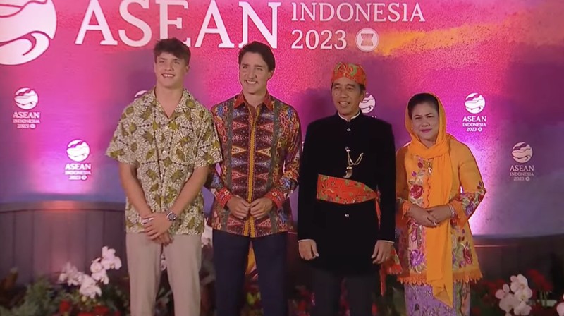 Presiden Joko Widodo didampingi Iriana Joko Widodo tiba di Hutan Kota by Plataran untuk mengikuti acara Gala dinner atau jamuan makan malam dalam serangkaian acara Konferensi Tingkat Tinggi (KTT) ASEAN pada Rabu malam (6/9/2023). (Tangkapan Layar youtube Kemkominfo TV)