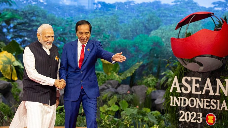 The President Joko Widodo welcomes (right) The Prime Minister of India Narendra Modi ahead of the 20th ASEAN-India Summit at JCC in Jakarta, Thursday (7/9/2023). Media Center of ASEAN Summit 2023/Afriadi Hikmal/aww/ratih. *** Local Caption *** Presiden Joko Widodo (kanan) menyambut Perdana Menteri India Narendra Modi sebelum KTT ke-20 ASEAN-India di JCC, Jakarta, Kamis (7/9/2023). Media Center KTT ASEAN 2023/Afriadi Hikmal/aww.