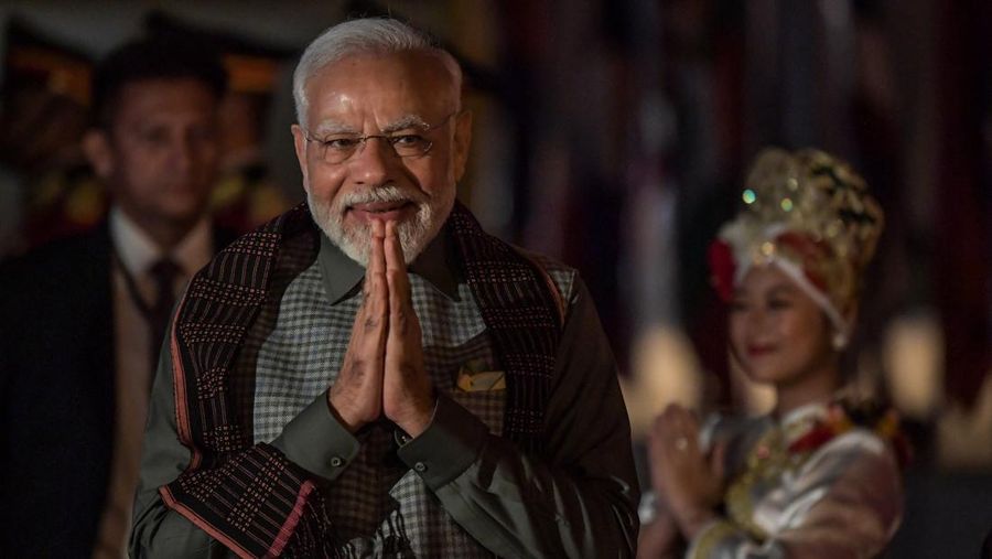 The Prime Minister of India Narendra Modi greets the performers when arriving at VVIP Terminal of Soekarno Hatta Airport, Banten, Thursday (7/9/2023). Media Center of The ASEAN Summit 2023/Raisan Al Farisi/aww/Intan. 

 *** Local Caption *** Perdana Menteri India Narendra Modi menyapa penari saat tiba di Terminal VVIP Bandara Soekarno Hatta, Banten, Kamis (7/9/2023). Media Center KTT ASEAN 2023/Raisan Al Farisi/aww.