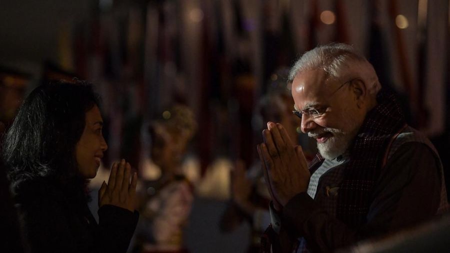 The Prime Minister of India Narendra Modi (right) greets to the Minister of Women's Empowerment and Child Protection Bintang Puspayoga (left) before entering the vehicle upon arrival at VVIP Terminal of Soekarno Hatta Airport, Banten, Thursday (7/9/2023). Media Center of The ASEAN Summit 2023/Raisan Al Farisi/aww/Intan.
*** Local Caption *** Perdana Menteri India Narendra Modi (kanan) memberikan salam kepada Menteri Pemberdayaan Perempuan dan Perlindungan Anak Bintang Puspayoga (kiri) sebelum memasuki kendaraan saat tiba di Terminal VVIP Bandara Soekarno Hatta, Banten, Kamis (7/9/2023). Media Center KTT ASEAN 2023/Raisan Al Farisi/aww.