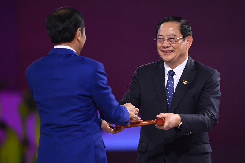Closing Ceremony of the 43rd ASEAN Summit 2023 The President Joko Widodo (left) hands over the gavel to the Prime Minister of Lao PDR Sonexay Siphandone after the closing speech of the 43rd ASEAN Summit 2023 in Jakarta, Thursday (7/9/2023). Media Center of ASEAN Summit 2023/Zabur Karuru/foc/ratih. *** Local Caption *** Presiden Joko Widodo (kiri) memberikan palu sidang kepada Perdana Menteri Laos Sonexay Siphandone usai pidato penutupan KTT ke-43 ASEAN 2023 di Jakarta, Kamis (7/9/2023). Media Center KTT ASEAN 2023/Zabur Karuru/foc.