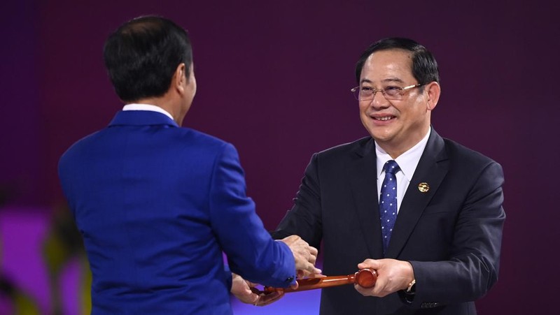 The President Joko Widodo (left) hands over the gavel to the Prime Minister of Lao PDR Sonexay Siphandone after the closing speech of the 43rd ASEAN Summit 2023 in Jakarta, Thursday (7/9/2023). Media Center of ASEAN Summit 2023/Zabur Karuru/foc/ratih.  *** Local Caption *** Presiden Joko Widodo (kiri) memberikan palu sidang kepada Perdana Menteri Laos Sonexay Siphandone usai pidato penutupan KTT ke-43 ASEAN 2023 di Jakarta, Kamis (7/9/2023). Media Center KTT ASEAN 2023/Zabur Karuru/foc.