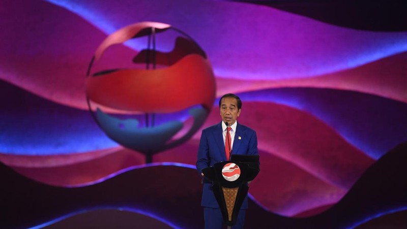 The President Joko Widodo (left) hands over the gavel to the Prime Minister of Lao PDR Sonexay Siphandone after the closing speech of the 43rd ASEAN Summit 2023 in Jakarta, Thursday (7/9/2023). Media Center of ASEAN Summit 2023/Zabur Karuru/foc/ratih.  *** Local Caption *** Presiden Joko Widodo (kiri) memberikan palu sidang kepada Perdana Menteri Laos Sonexay Siphandone usai pidato penutupan KTT ke-43 ASEAN 2023 di Jakarta, Kamis (7/9/2023). Media Center KTT ASEAN 2023/Zabur Karuru/foc.