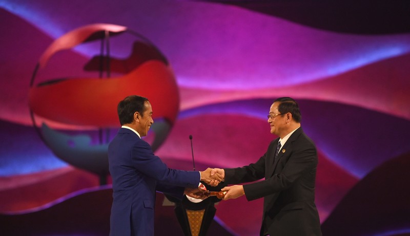 Closing Ceremony of the 43rd ASEAN Summit 2023 The President Joko Widodo (left) hands over the gavel to the Prime Minister of Lao PDR Sonexay Siphandone after the closing speech of the 43rd ASEAN Summit 2023 in Jakarta, Thursday (7/9/2023). Media Center of ASEAN Summit 2023/Zabur Karuru/foc/ratih. *** Local Caption *** Presiden Joko Widodo (kiri) memberikan palu sidang kepada Perdana Menteri Laos Sonexay Siphandone usai pidato penutupan KTT ke-43 ASEAN 2023 di Jakarta, Kamis (7/9/2023). Media Center KTT ASEAN 2023/Zabur Karuru/foc.