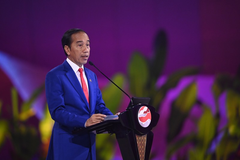 The President Joko Widodo (left) hands over the gavel to the Prime Minister of Lao PDR Sonexay Siphandone after the closing speech of the 43rd ASEAN Summit 2023 in Jakarta, Thursday (7/9/2023). Media Center of ASEAN Summit 2023/Zabur Karuru/foc/ratih.  *** Local Caption *** Presiden Joko Widodo (kiri) memberikan palu sidang kepada Perdana Menteri Laos Sonexay Siphandone usai pidato penutupan KTT ke-43 ASEAN 2023 di Jakarta, Kamis (7/9/2023). Media Center KTT ASEAN 2023/Zabur Karuru/foc.