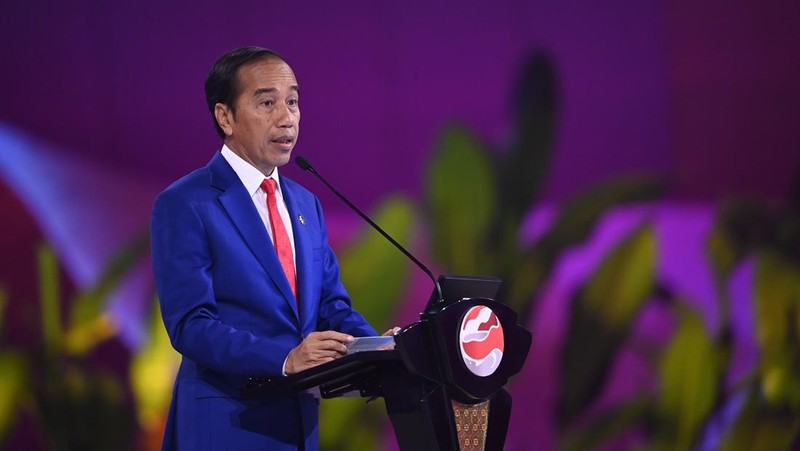 The President Joko Widodo (left) hands over the gavel to the Prime Minister of Lao PDR Sonexay Siphandone after the closing speech of the 43rd ASEAN Summit 2023 in Jakarta, Thursday (7/9/2023). Media Center of ASEAN Summit 2023/Zabur Karuru/foc/ratih.  *** Local Caption *** Presiden Joko Widodo (kiri) memberikan palu sidang kepada Perdana Menteri Laos Sonexay Siphandone usai pidato penutupan KTT ke-43 ASEAN 2023 di Jakarta, Kamis (7/9/2023). Media Center KTT ASEAN 2023/Zabur Karuru/foc.