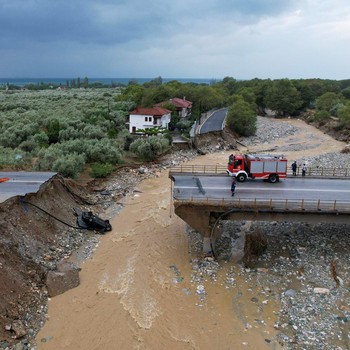 Potret Jembatan Putus di Yunani, Banjir Meluas Sampai Turki