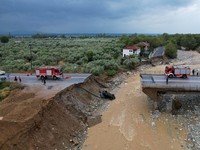 Potret Jembatan Putus di Yunani, Banjir Meluas Sampai Turki