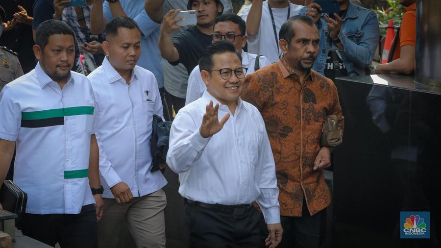 Mantan Menteri Ketenagakerjaan Muhaimin Iskandar atau Cak Imin tiba untuk menjalani pemeriksaan di Gedung Merah Putih KPK, Jakarta, Kamis (7/9/2023). (CNBC Indonesia/Faisal Rahman)