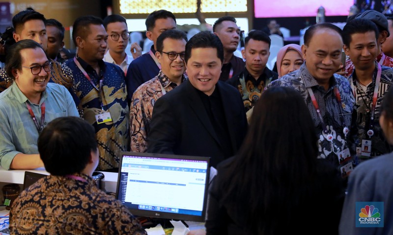 Menteri BUMN & Menkominfo Menteri BUMN Erick Thohir dan Menteri Komunikasi dan Informatika Budi Arie Setiadi meninjau Media Center KTT ke-43 ASEAN 2023, Kamis (7/9/2023). (CNBC Indonesia/Muhammad Sabki)