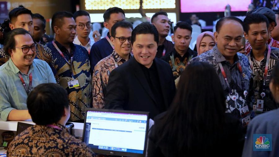 Menteri BUMN Erick Thohir dan Menteri Komunikasi dan Informatika Budi Arie Setiadi meninjau Media Center KTT ke-43 ASEAN 2023, Kamis (7/9/2023). (CNBC Indonesia/Muhammad Sabki)