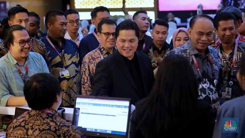 Menteri BUMN Erick Thohir dan Menteri Komunikasi dan Informatika Budi Arie Setiadi meninjau Media Center KTT ke-43 ASEAN 2023, Kamis (7/9/2023). (CNBC Indonesia/Muhammad Sabki)