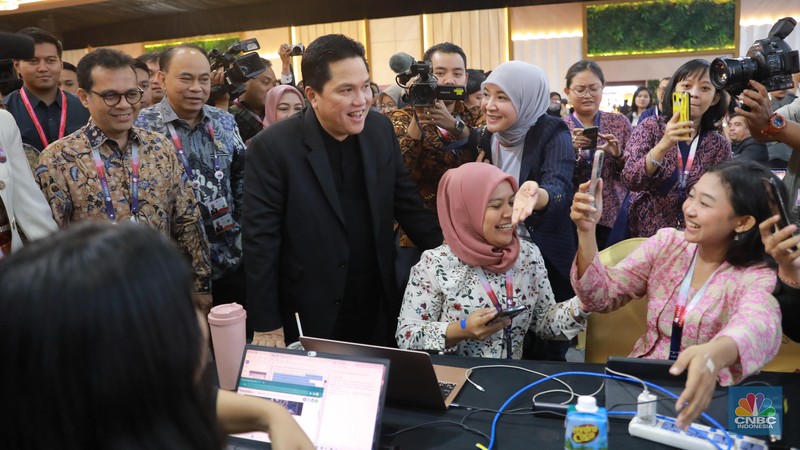 Menteri BUMN & Menkominfo Menteri BUMN Erick Thohir dan Menteri Komunikasi dan Informatika Budi Arie Setiadi meninjau Media Center KTT ke-43 ASEAN 2023, Kamis (7/9/2023). (CNBC Indonesia/Muhammad Sabki)