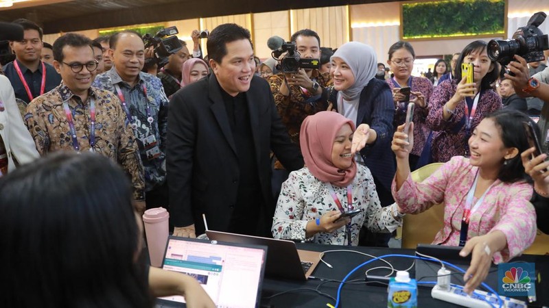 Menteri BUMN Erick Thohir dan Menteri Komunikasi dan Informatika Budi Arie Setiadi meninjau Media Center KTT ke-43 ASEAN 2023, Kamis (7/9/2023). (CNBC Indonesia/Muhammad Sabki)
