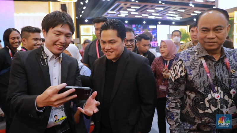 Menteri BUMN & Menkominfo Menteri BUMN Erick Thohir dan Menteri Komunikasi dan Informatika Budi Arie Setiadi meninjau Media Center KTT ke-43 ASEAN 2023, Kamis (7/9/2023). (CNBC Indonesia/Muhammad Sabki)