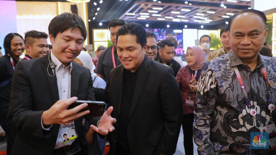 Menteri BUMN Erick Thohir dan Menteri Komunikasi dan Informatika Budi Arie Setiadi meninjau Media Center KTT ke-43 ASEAN 2023, Kamis (7/9/2023). (CNBC Indonesia/Muhammad Sabki)