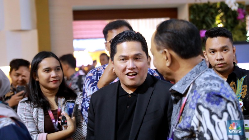 Menteri BUMN & Menkominfo Menteri BUMN Erick Thohir dan Menteri Komunikasi dan Informatika Budi Arie Setiadi meninjau Media Center KTT ke-43 ASEAN 2023, Kamis (7/9/2023). (CNBC Indonesia/Muhammad Sabki)
