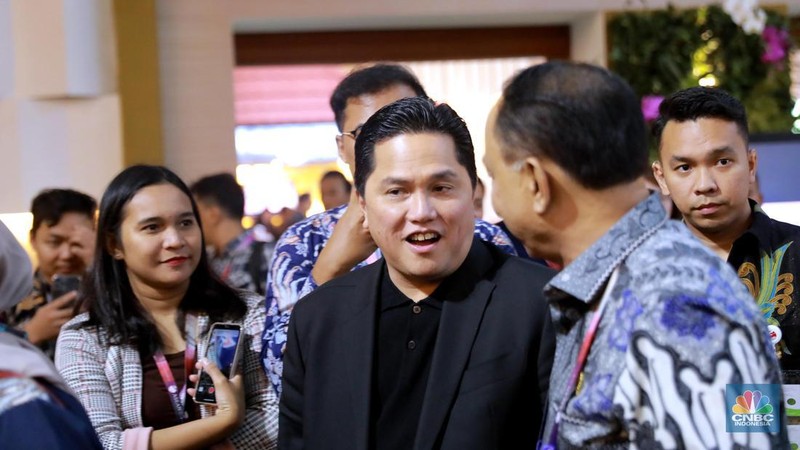 Menteri BUMN Erick Thohir dan Menteri Komunikasi dan Informatika Budi Arie Setiadi meninjau Media Center KTT ke-43 ASEAN 2023, Kamis (7/9/2023). (CNBC Indonesia/Muhammad Sabki)