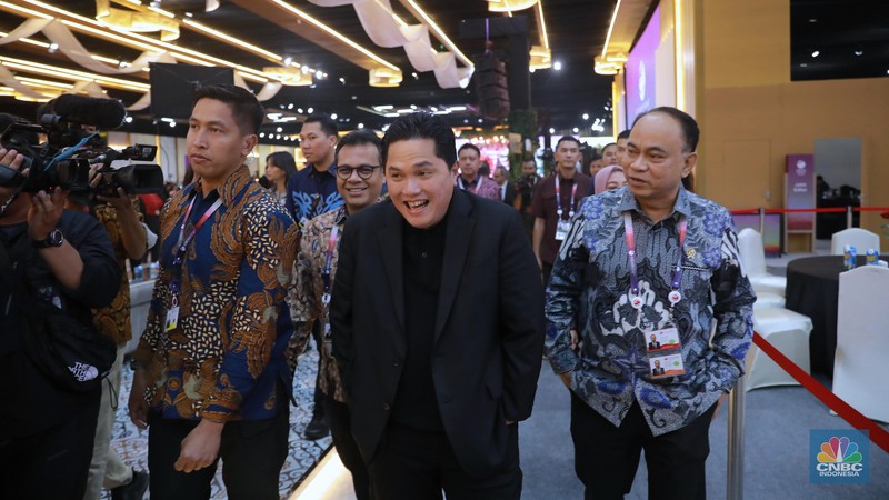 Menteri BUMN & Menkominfo Menteri BUMN Erick Thohir dan Menteri Komunikasi dan Informatika Budi Arie Setiadi meninjau Media Center KTT ke-43 ASEAN 2023, Kamis (7/9/2023). (CNBC Indonesia/Muhammad Sabki)