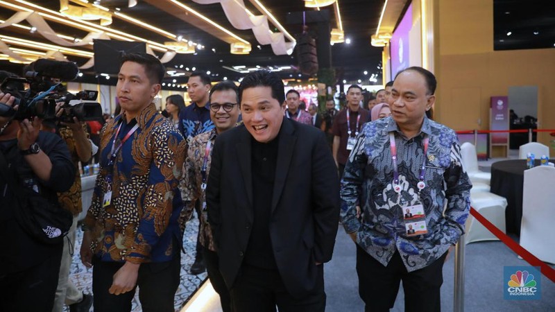 Menteri BUMN Erick Thohir dan Menteri Komunikasi dan Informatika Budi Arie Setiadi meninjau Media Center KTT ke-43 ASEAN 2023, Kamis (7/9/2023). (CNBC Indonesia/Muhammad Sabki)