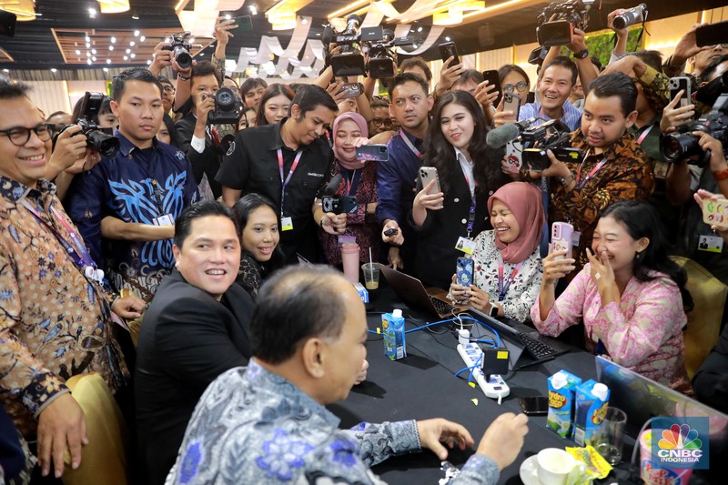Menteri BUMN & Menkominfo Menteri BUMN Erick Thohir dan Menteri Komunikasi dan Informatika Budi Arie Setiadi meninjau Media Center KTT ke-43 ASEAN 2023, Kamis (7/9/2023). (CNBC Indonesia/Muhammad Sabki)