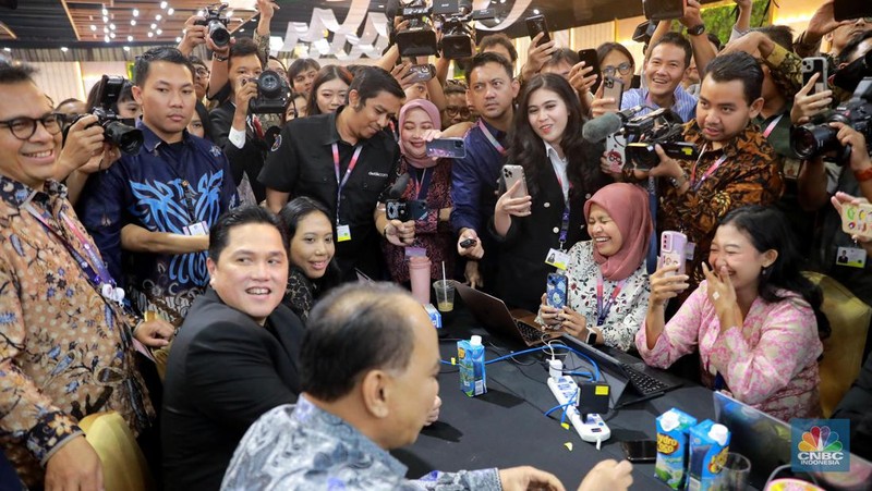 Menteri BUMN Erick Thohir dan Menteri Komunikasi dan Informatika Budi Arie Setiadi meninjau Media Center KTT ke-43 ASEAN 2023, Kamis (7/9/2023). (CNBC Indonesia/Muhammad Sabki)