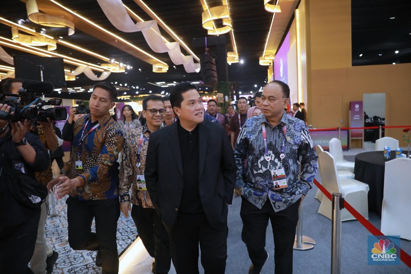 Menteri BUMN & Menkominfo Menteri BUMN Erick Thohir dan Menteri Komunikasi dan Informatika Budi Arie Setiadi meninjau Media Center KTT ke-43 ASEAN 2023, Kamis (7/9/2023). (CNBC Indonesia/Muhammad Sabki)