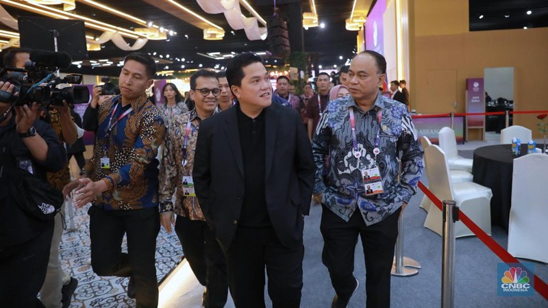 Menteri BUMN Erick Thohir dan Menteri Komunikasi dan Informatika Budi Arie Setiadi meninjau Media Center KTT ke-43 ASEAN 2023, Kamis (7/9/2023). (CNBC Indonesia/Muhammad Sabki)