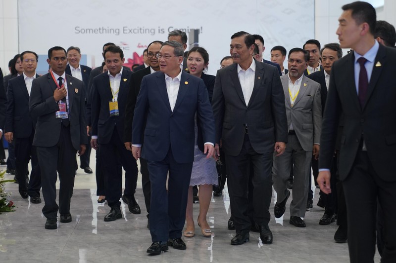 Menteri Kordinator Bidang Maritim dan Investasi RI Luhut Binsar Pandjaitan bersama Perdana Menteri Tiongkok Li Qiang meninjau kesiapan operasional KA Cepat Relasi Jakarta-Bandung di sela-sela kunjungannya ke Indonesia pada 6 September 2023. Menteri Kordinator Bidang Maritim dan Investasi RI Luhut Binsar Pandjaitan bersama Perdana Menteri Tiongkok Li Qiang meninjau kesiapan operasional KA Cepat Relasi Jakarta-Bandung di sela-sela kunjungannya ke Indonesia pada 6 September 2023. (Dok. KCIC)