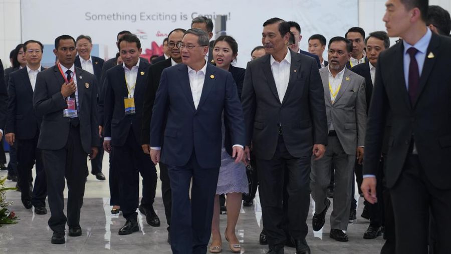 Menteri Kordinator Bidang Maritim dan Investasi RI Luhut Binsar Pandjaitan bersama Perdana Menteri Tiongkok Li Qiang meninjau kesiapan operasional KA Cepat Relasi Jakarta-Bandung di sela-sela kunjungannya ke Indonesia pada 6 September 2023. (Dok. KCIC)