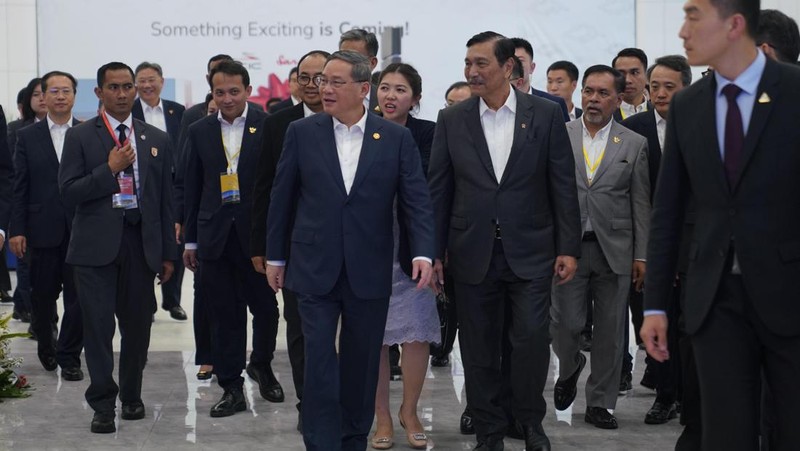 Menteri Kordinator Bidang Maritim dan Investasi RI Luhut Binsar Pandjaitan bersama Perdana Menteri Tiongkok Li Qiang meninjau kesiapan operasional KA Cepat Relasi Jakarta-Bandung di sela-sela kunjungannya ke Indonesia pada 6 September 2023. (Dok. KCIC)