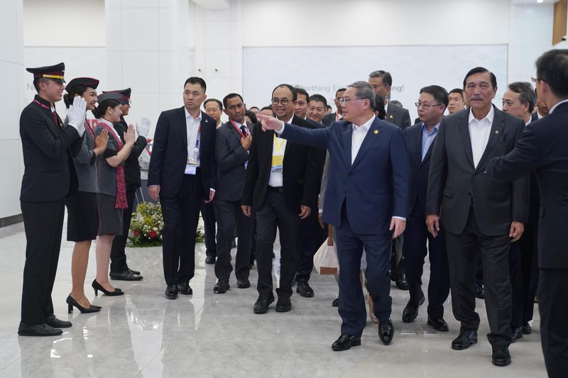 Menteri Kordinator Bidang Maritim dan Investasi RI Luhut Binsar Pandjaitan bersama Perdana Menteri Tiongkok Li Qiang meninjau kesiapan operasional KA Cepat Relasi Jakarta-Bandung di sela-sela kunjungannya ke Indonesia pada 6 September 2023. Menteri Kordinator Bidang Maritim dan Investasi RI Luhut Binsar Pandjaitan bersama Perdana Menteri Tiongkok Li Qiang meninjau kesiapan operasional KA Cepat Relasi Jakarta-Bandung di sela-sela kunjungannya ke Indonesia pada 6 September 2023. (Dok. KCIC)