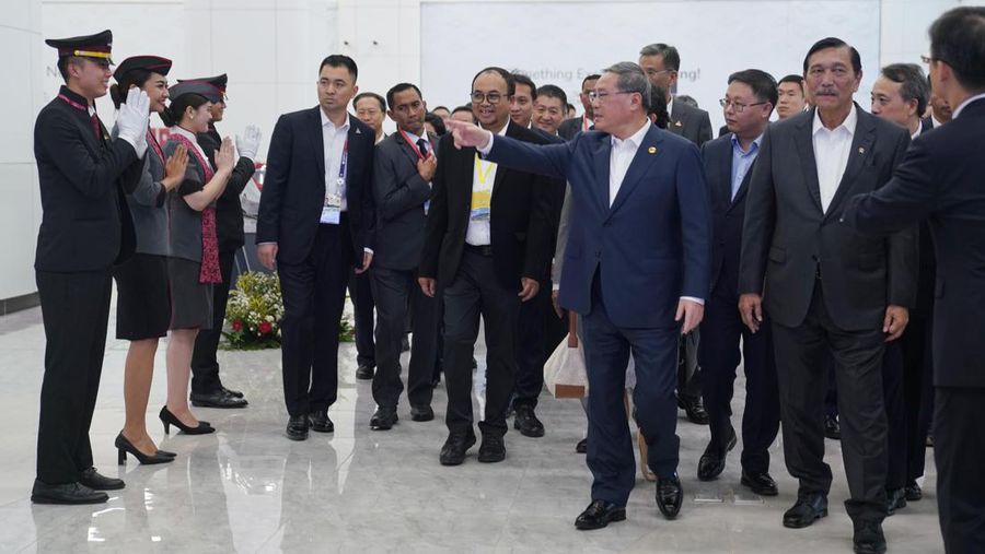 Menteri Kordinator Bidang Maritim dan Investasi RI Luhut Binsar Pandjaitan bersama Perdana Menteri Tiongkok Li Qiang meninjau kesiapan operasional KA Cepat Relasi Jakarta-Bandung di sela-sela kunjungannya ke Indonesia pada 6 September 2023. (Dok. KCIC)