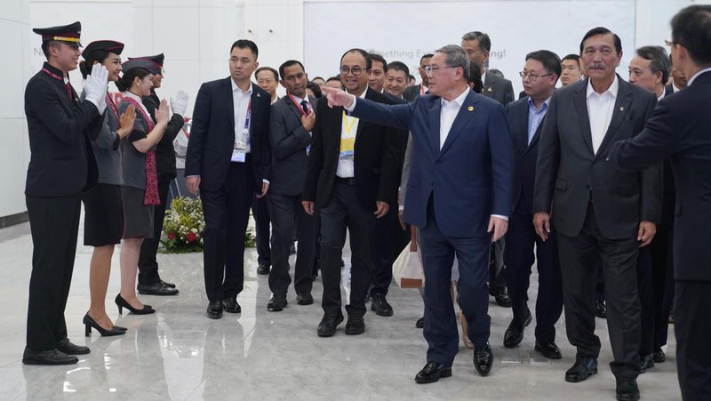 Menteri Kordinator Bidang Maritim dan Investasi RI Luhut Binsar Pandjaitan bersama Perdana Menteri Tiongkok Li Qiang meninjau kesiapan operasional KA Cepat Relasi Jakarta-Bandung di sela-sela kunjungannya ke Indonesia pada 6 September 2023. (Dok. KCIC)