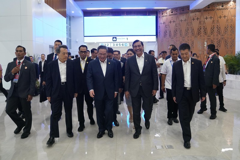 Menteri Kordinator Bidang Maritim dan Investasi RI Luhut Binsar Pandjaitan bersama Perdana Menteri Tiongkok Li Qiang meninjau kesiapan operasional KA Cepat Relasi Jakarta-Bandung di sela-sela kunjungannya ke Indonesia pada 6 September 2023. Menteri Kordinator Bidang Maritim dan Investasi RI Luhut Binsar Pandjaitan bersama Perdana Menteri Tiongkok Li Qiang meninjau kesiapan operasional KA Cepat Relasi Jakarta-Bandung di sela-sela kunjungannya ke Indonesia pada 6 September 2023. (Dok. KCIC)
