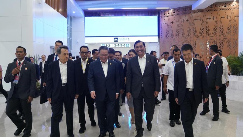 Menteri Kordinator Bidang Maritim dan Investasi RI Luhut Binsar Pandjaitan bersama Perdana Menteri Tiongkok Li Qiang meninjau kesiapan operasional KA Cepat Relasi Jakarta-Bandung di sela-sela kunjungannya ke Indonesia pada 6 September 2023. (Dok. KCIC)