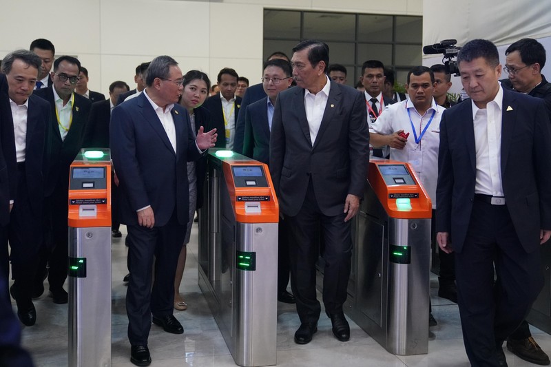 Menteri Kordinator Bidang Maritim dan Investasi RI Luhut Binsar Pandjaitan bersama Perdana Menteri Tiongkok Li Qiang meninjau kesiapan operasional KA Cepat Relasi Jakarta-Bandung di sela-sela kunjungannya ke Indonesia pada 6 September 2023. (Dok. KCIC)
