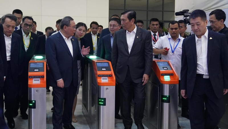 Menteri Kordinator Bidang Maritim dan Investasi RI Luhut Binsar Pandjaitan bersama Perdana Menteri Tiongkok Li Qiang meninjau kesiapan operasional KA Cepat Relasi Jakarta-Bandung di sela-sela kunjungannya ke Indonesia pada 6 September 2023. (Dok. KCIC)