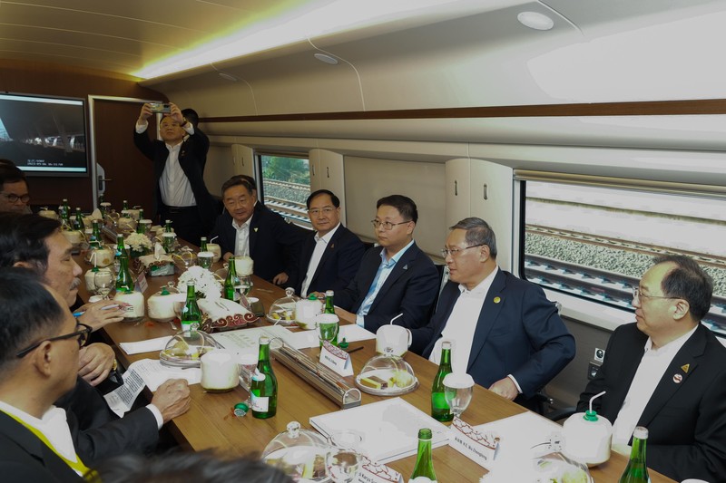Menteri Kordinator Bidang Maritim dan Investasi RI Luhut Binsar Pandjaitan bersama Perdana Menteri Tiongkok Li Qiang meninjau kesiapan operasional KA Cepat Relasi Jakarta-Bandung di sela-sela kunjungannya ke Indonesia pada 6 September 2023. Menteri Kordinator Bidang Maritim dan Investasi RI Luhut Binsar Pandjaitan bersama Perdana Menteri Tiongkok Li Qiang meninjau kesiapan operasional KA Cepat Relasi Jakarta-Bandung di sela-sela kunjungannya ke Indonesia pada 6 September 2023. (Dok. KCIC)