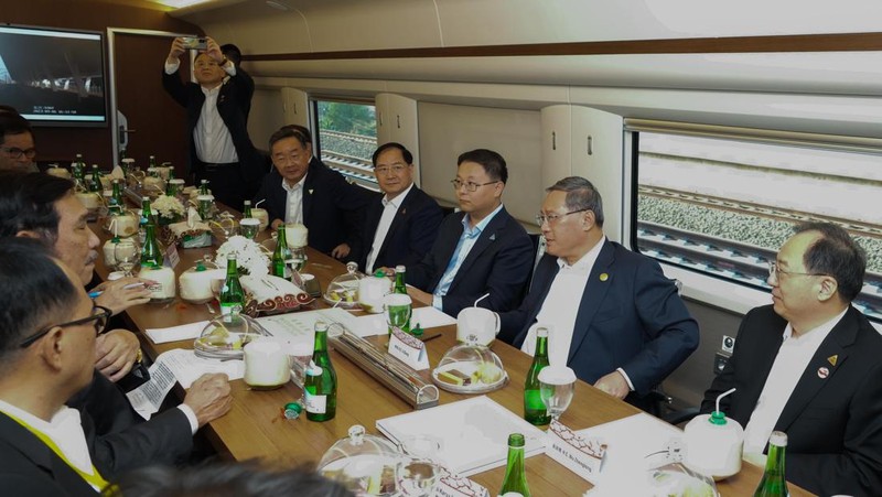 Menteri Kordinator Bidang Maritim dan Investasi RI Luhut Binsar Pandjaitan bersama Perdana Menteri Tiongkok Li Qiang meninjau kesiapan operasional KA Cepat Relasi Jakarta-Bandung di sela-sela kunjungannya ke Indonesia pada 6 September 2023. (Dok. KCIC)