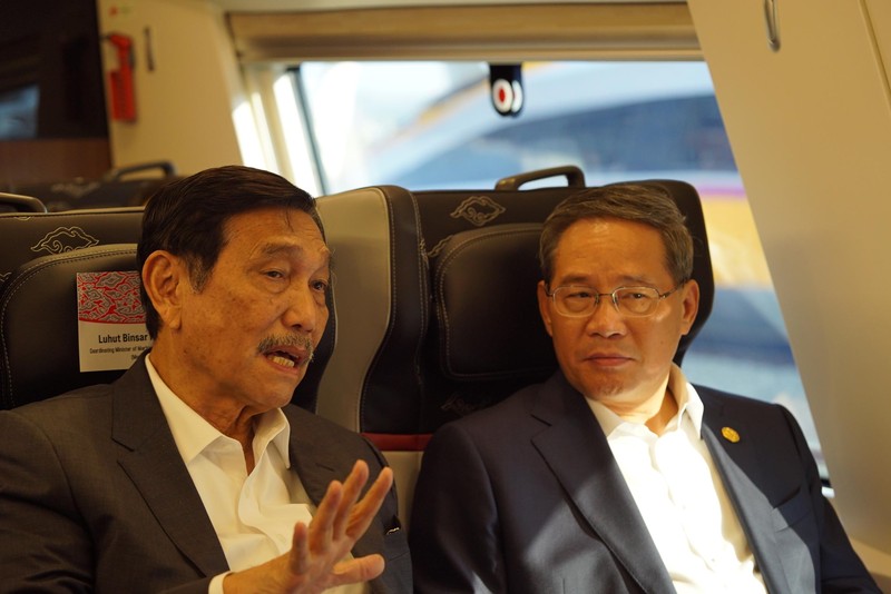 Menteri Kordinator Bidang Maritim dan Investasi RI Luhut Binsar Pandjaitan bersama Perdana Menteri Tiongkok Li Qiang meninjau kesiapan operasional KA Cepat Relasi Jakarta-Bandung di sela-sela kunjungannya ke Indonesia pada 6 September 2023. Menteri Kordinator Bidang Maritim dan Investasi RI Luhut Binsar Pandjaitan bersama Perdana Menteri Tiongkok Li Qiang meninjau kesiapan operasional KA Cepat Relasi Jakarta-Bandung di sela-sela kunjungannya ke Indonesia pada 6 September 2023. (Dok. KCIC)