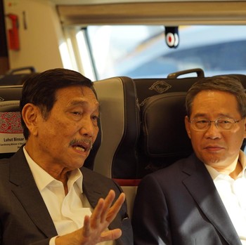Luhut dan PM China Happy Jajal KA Cepat Melesat 350 Km/Jam
