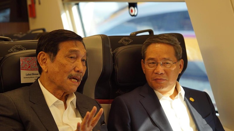 Menteri Kordinator Bidang Maritim dan Investasi RI Luhut Binsar Pandjaitan bersama Perdana Menteri Tiongkok Li Qiang meninjau kesiapan operasional KA Cepat Relasi Jakarta-Bandung di sela-sela kunjungannya ke Indonesia pada 6 September 2023. (Dok. KCIC)