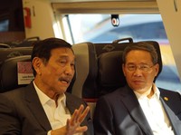 Luhut dan PM China Happy Jajal KA Cepat Melesat 350 Km/Jam