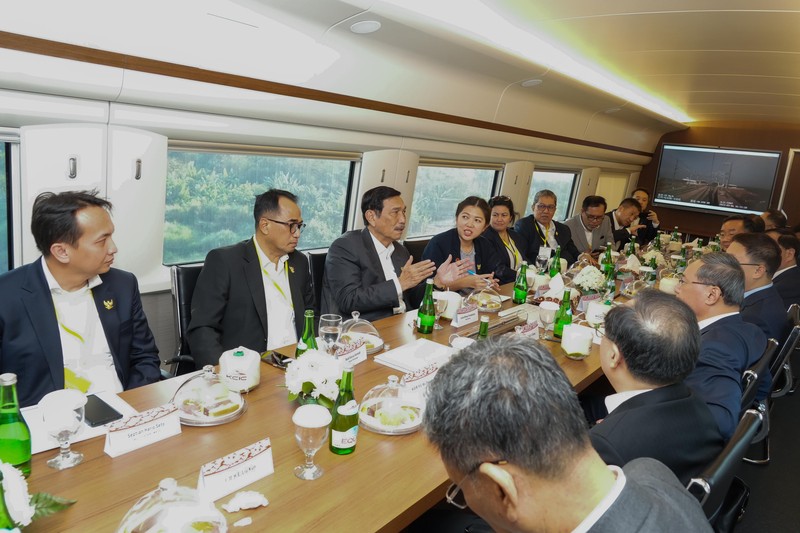 Menteri Kordinator Bidang Maritim dan Investasi RI Luhut Binsar Pandjaitan bersama Perdana Menteri Tiongkok Li Qiang meninjau kesiapan operasional KA Cepat Relasi Jakarta-Bandung di sela-sela kunjungannya ke Indonesia pada 6 September 2023. Menteri Kordinator Bidang Maritim dan Investasi RI Luhut Binsar Pandjaitan bersama Perdana Menteri Tiongkok Li Qiang meninjau kesiapan operasional KA Cepat Relasi Jakarta-Bandung di sela-sela kunjungannya ke Indonesia pada 6 September 2023. (Dok. KCIC)