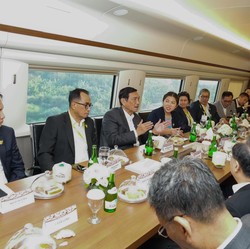 Luhut Sebut RI-China Bakal Riset EV Bersama